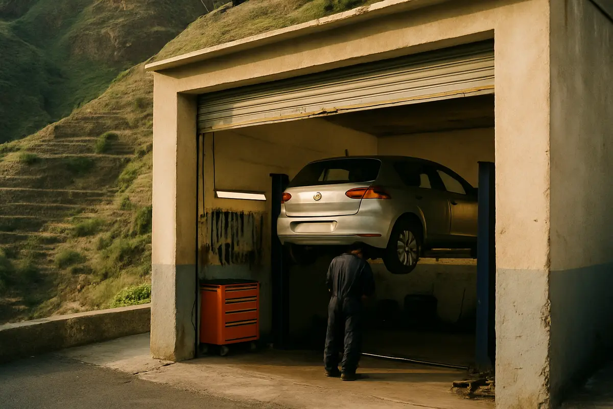 Taller de reparación con un coche en el elevador, en un paisaje de La Gomera